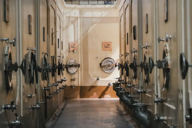 File di vasche in acciaio in una cantina