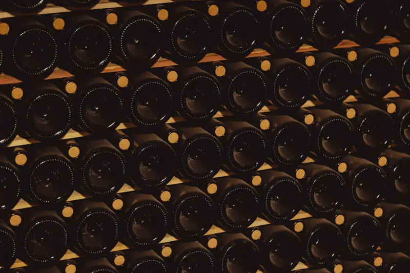 Bottiglie di vino coricate in cantina